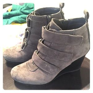 Dana Buchman - Gray Wedges
